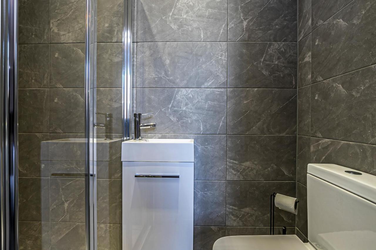 Pages Hotel And Guesthouse Харлоу Екстериор снимка
