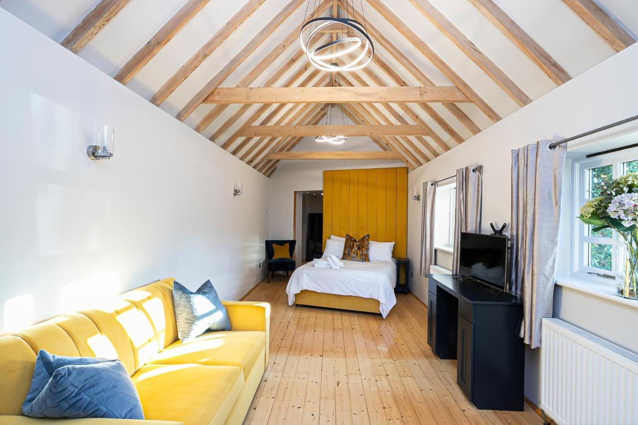 Pages Hotel And Guesthouse Харлоу Екстериор снимка