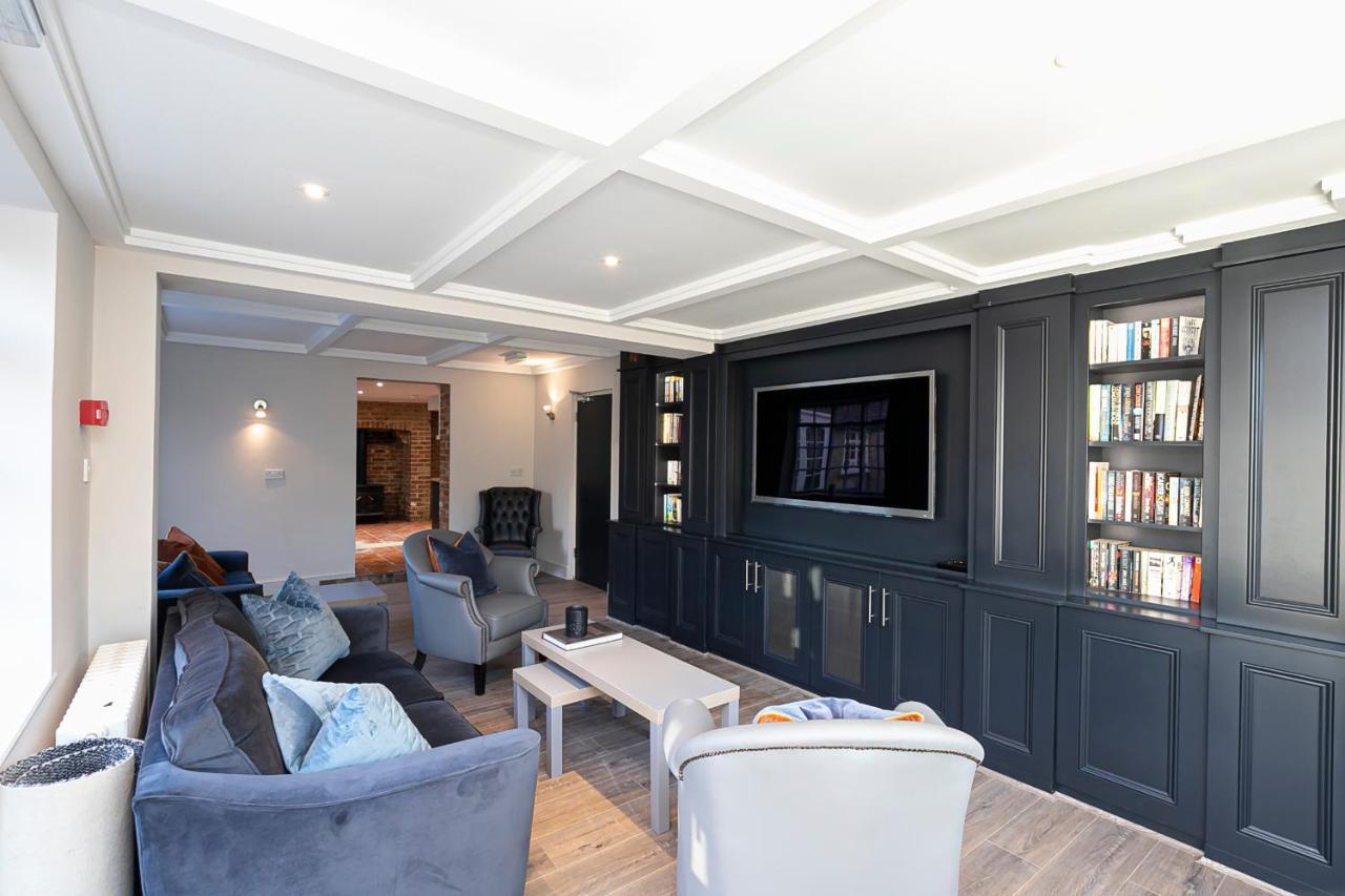 Pages Hotel And Guesthouse Харлоу Екстериор снимка