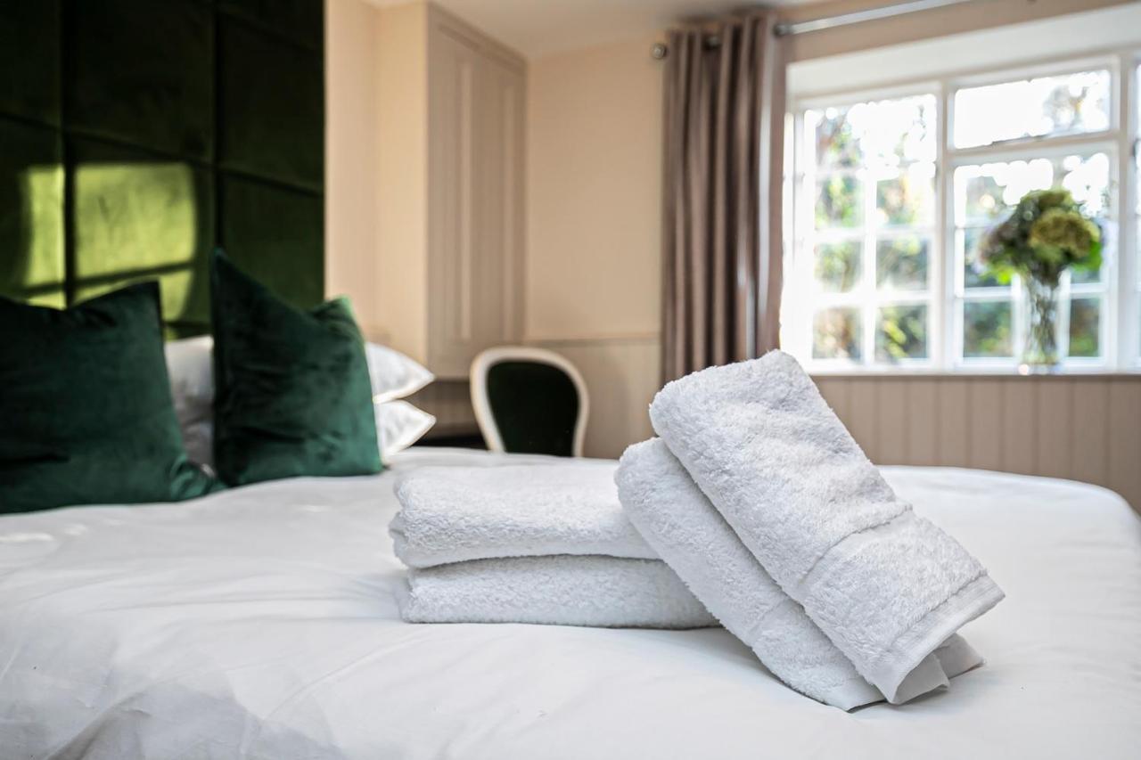 Pages Hotel And Guesthouse Харлоу Екстериор снимка