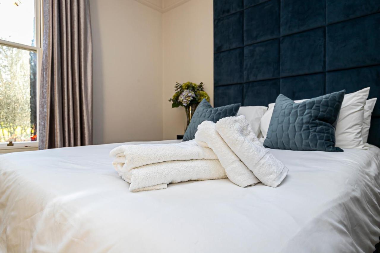 Pages Hotel And Guesthouse Харлоу Екстериор снимка