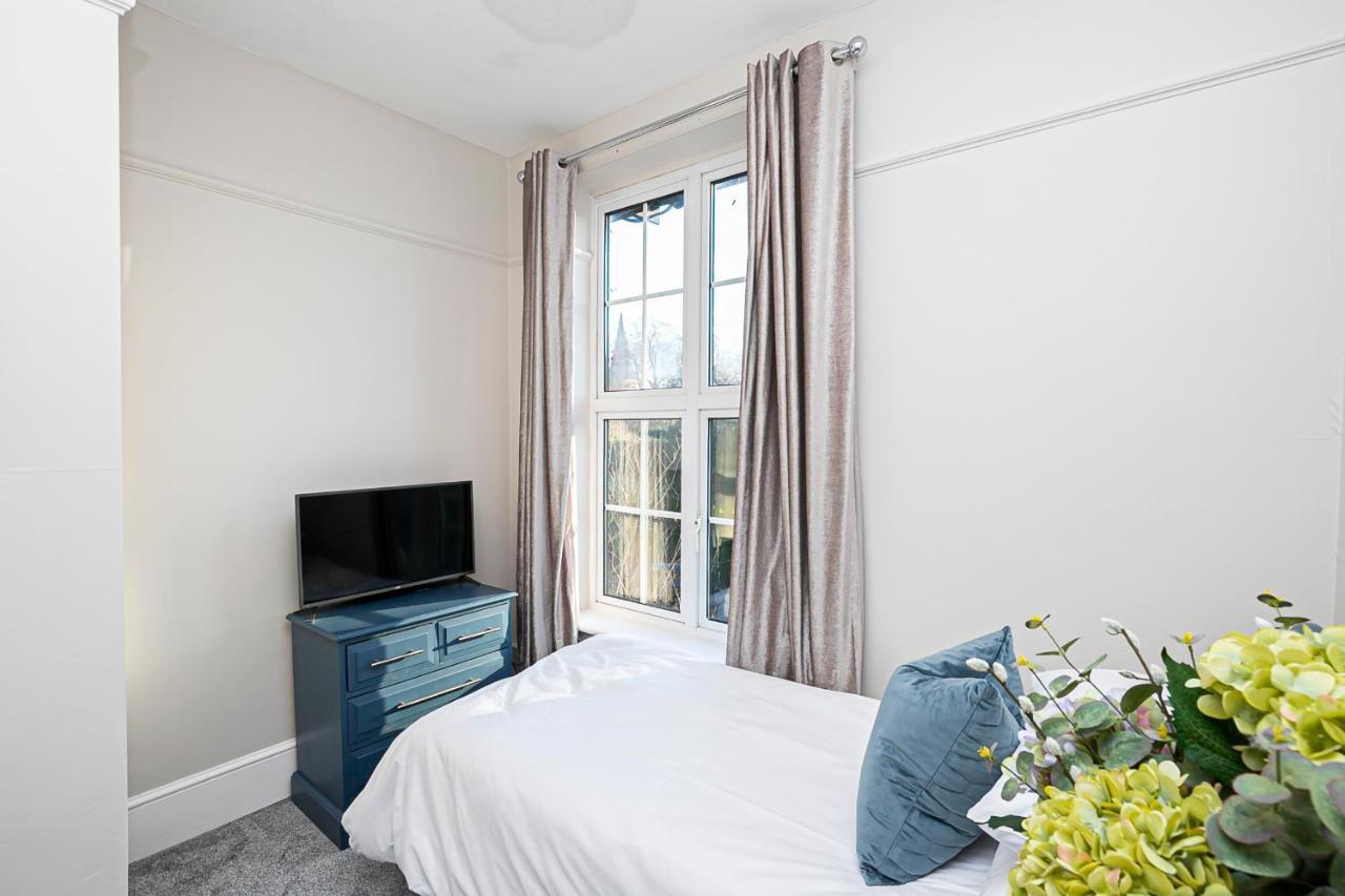 Pages Hotel And Guesthouse Харлоу Екстериор снимка