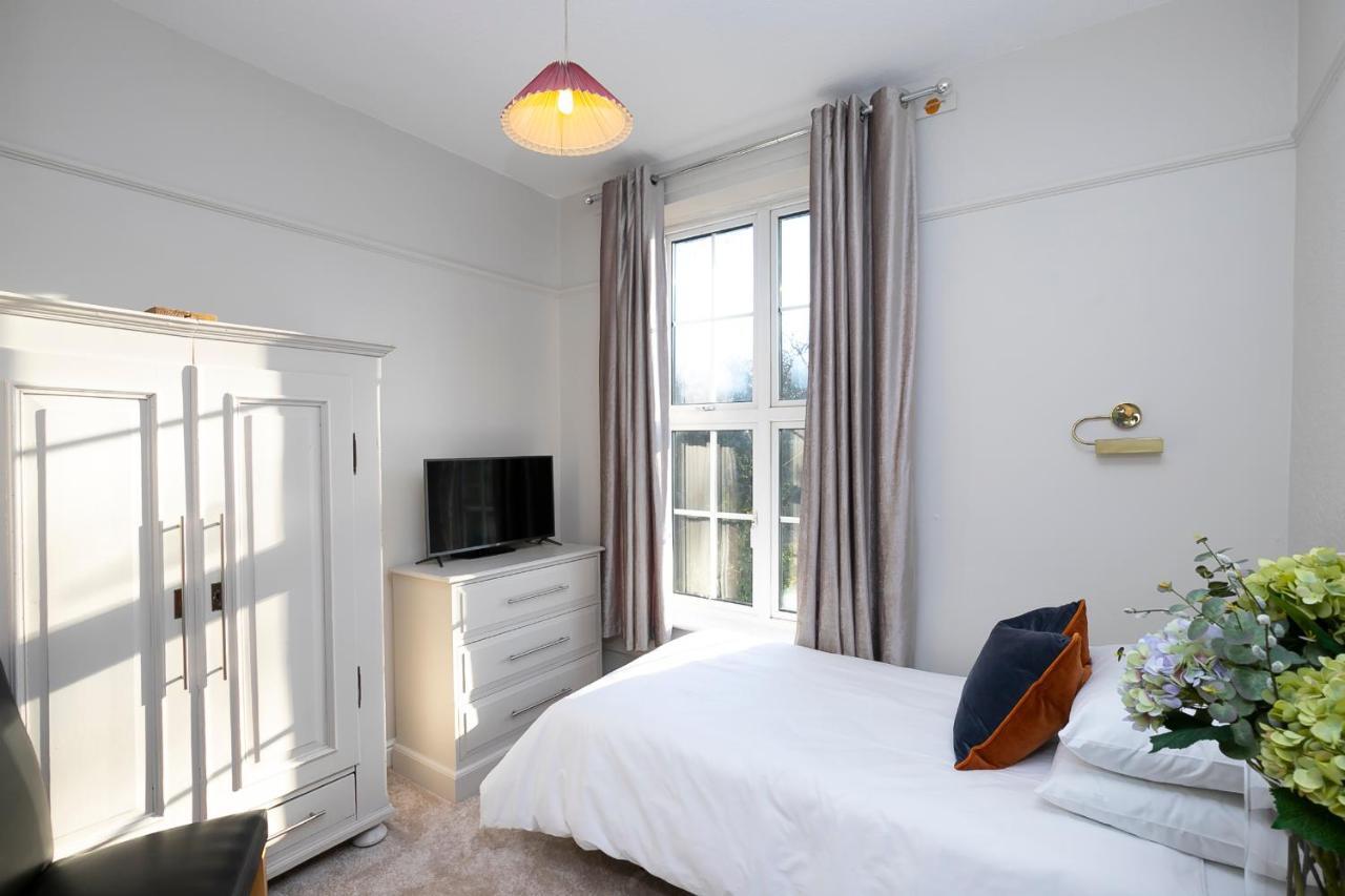 Pages Hotel And Guesthouse Харлоу Екстериор снимка