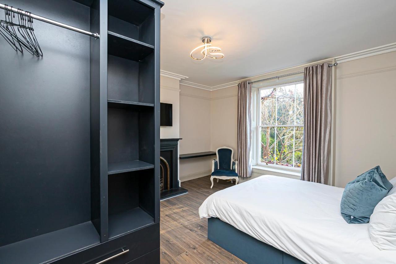 Pages Hotel And Guesthouse Харлоу Екстериор снимка