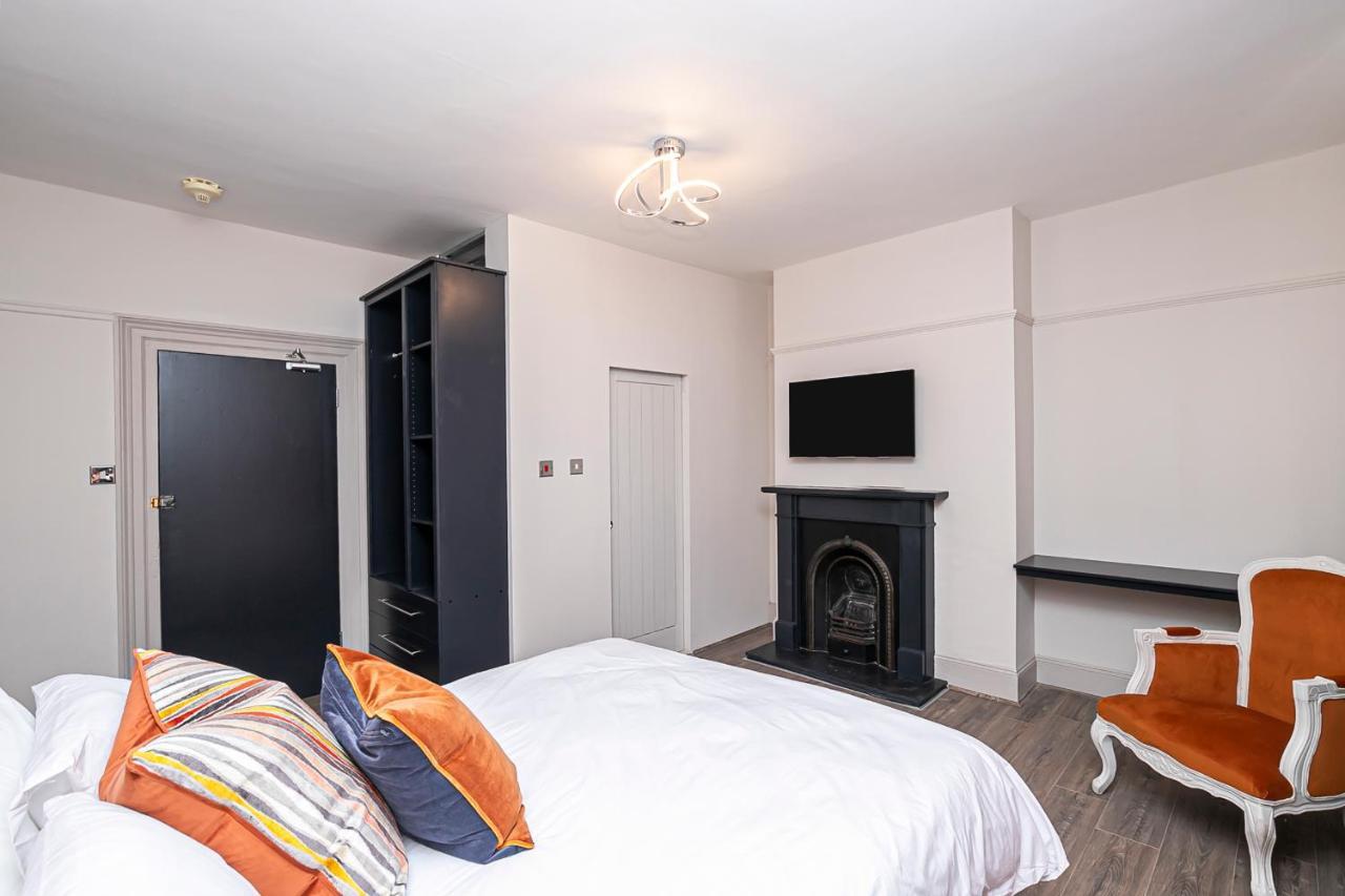 Pages Hotel And Guesthouse Харлоу Екстериор снимка