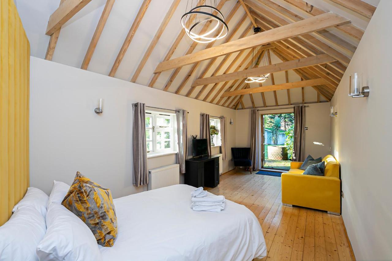 Pages Hotel And Guesthouse Харлоу Екстериор снимка
