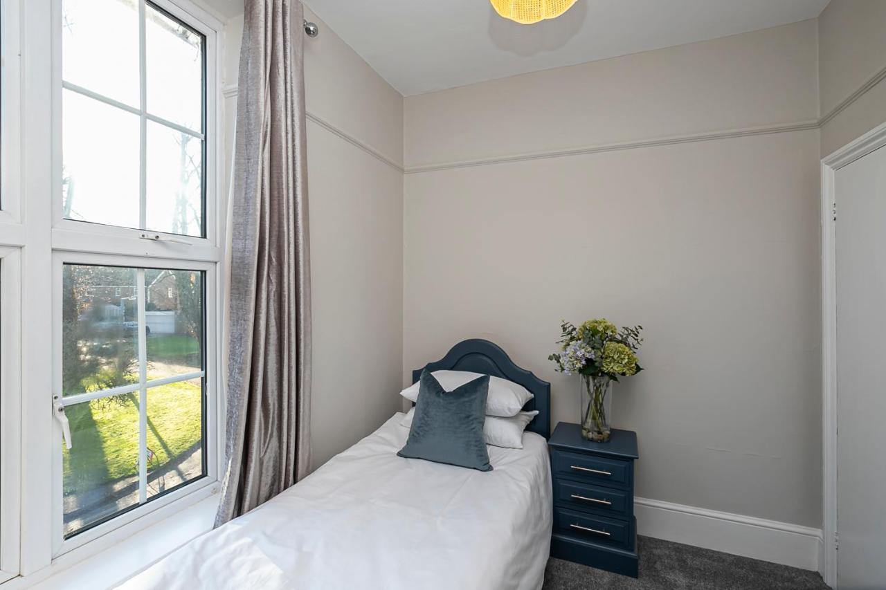 Pages Hotel And Guesthouse Харлоу Екстериор снимка