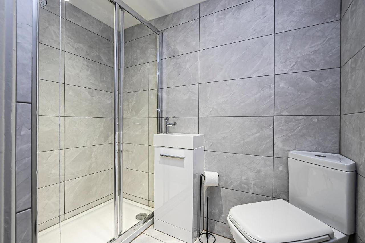 Pages Hotel And Guesthouse Харлоу Екстериор снимка