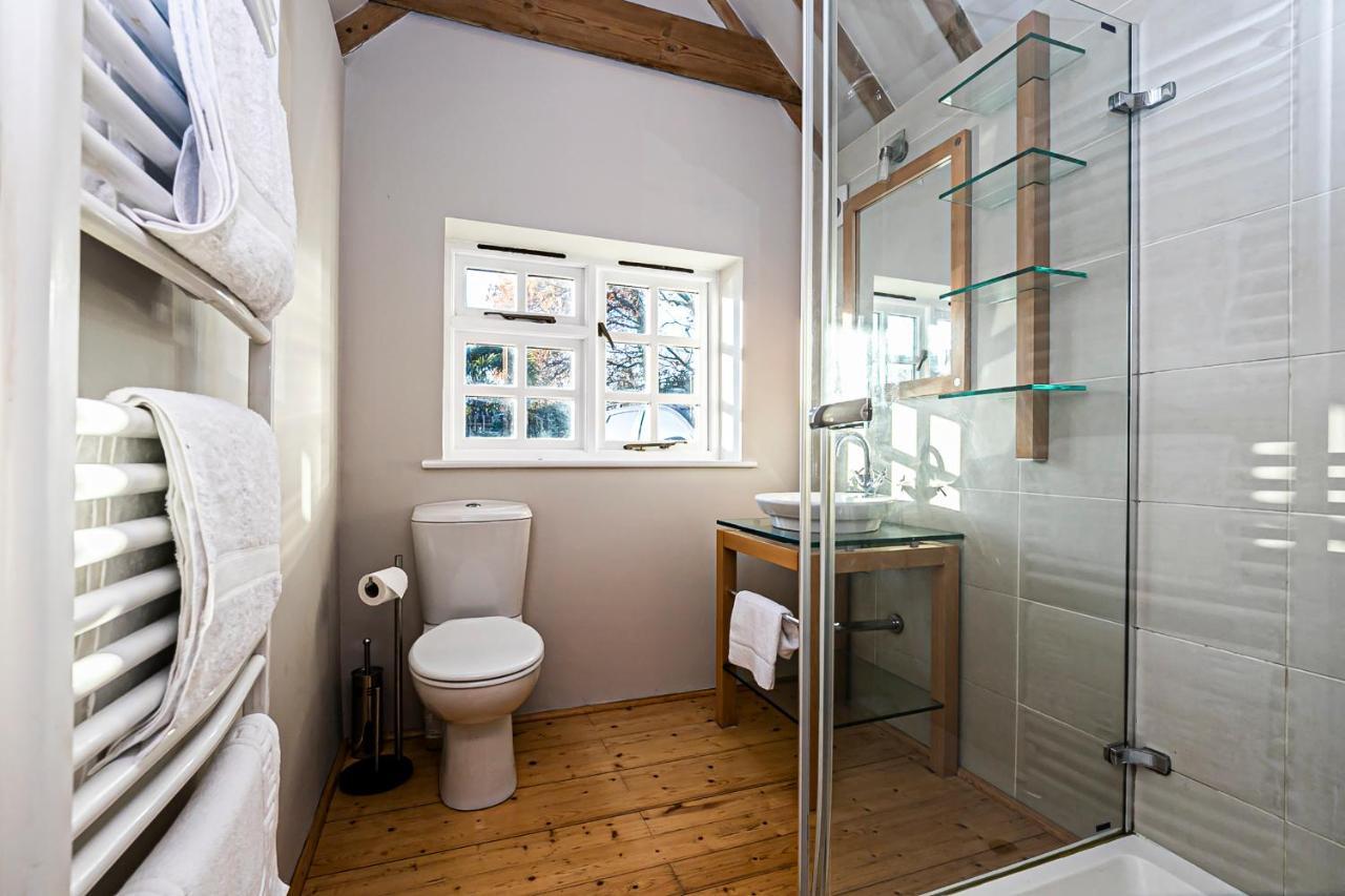 Pages Hotel And Guesthouse Харлоу Екстериор снимка