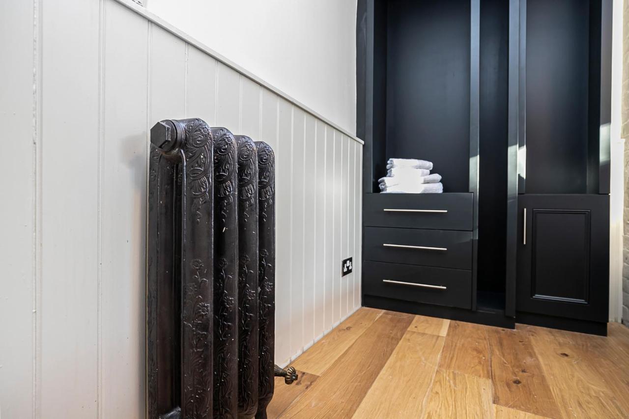 Pages Hotel And Guesthouse Харлоу Екстериор снимка