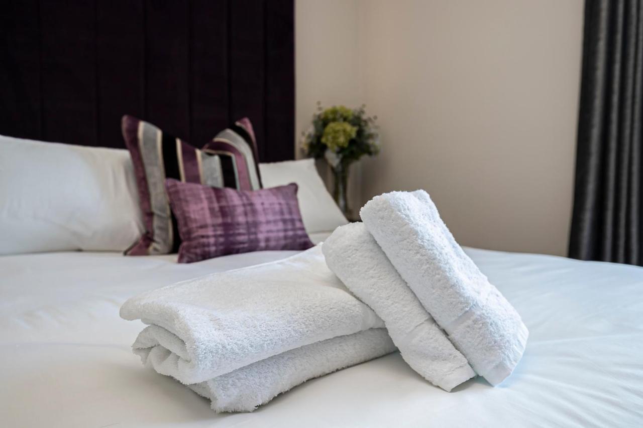 Pages Hotel And Guesthouse Харлоу Екстериор снимка